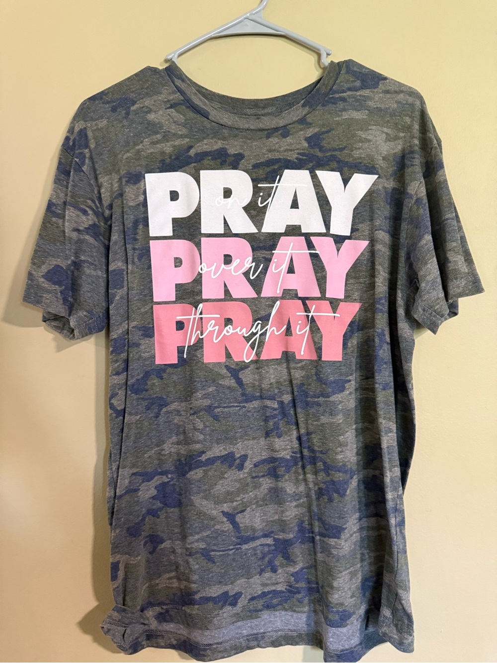 Women’s  Camo 'Pray' Graphic Tee - Pink & Gray